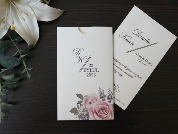 Invitatii nunta cu flori trandafiri si viorele nuanta roz si mov