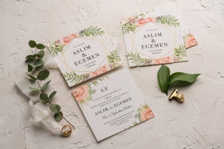 Invitații de nuntă elegante: 5 sfaturi in alegerea perfectă 4 Invitatii nunta cu flori si detalii aurii
