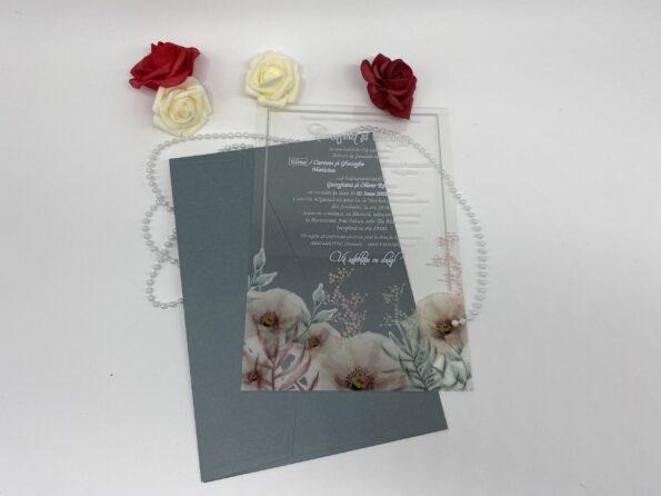 Invitatii nunta din plexiglass cu flori si plic verde