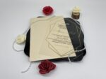 Invitatii nunta plexiglas cu plic crem si personalizare auriu