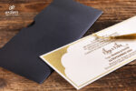 Invitatii nunta eleganta cu plic negru cu canaf auriu printata pe carton crem cu auriu