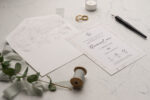 Invitatii nunta gri cu auriu eleganta personalizare inclusa