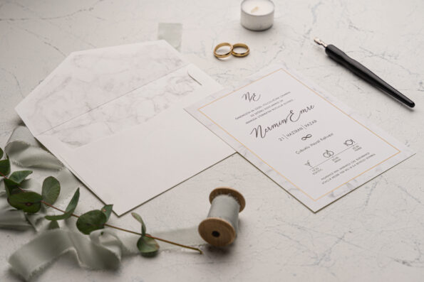 Invitatii nunta gri cu auriu eleganta personalizare inclusa