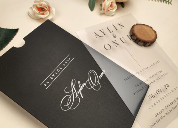 Invitatii nunta plexiglass cu plic negru decupat