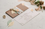Invitatii nunta craft cu frunze printata pe carton crem