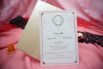 Invitatii nunta elegante albe cu chenar auriu