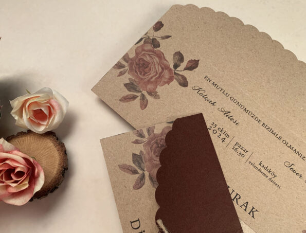 Invitatii nunta maro bordo model trandafiri