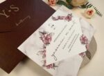 Invitatii nunta elegante alb bordo model floral