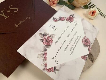 Invitatii nunta elegante alb bordo model floral