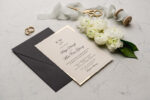 Invitatie nunta eleganta cu detalii aurii si plic negru