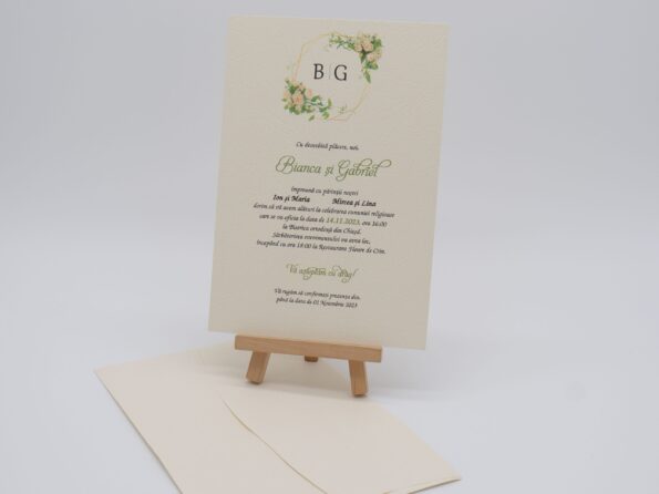 Invitatii nunta din carton cretat crem cu trandafiri