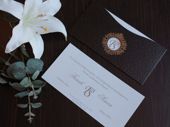 Invitatii nunta eleganta embosata nuanta neagra cu auriu