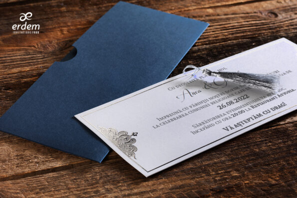 Invitatii nunta lux cu plic albastru cu print argintiu pe carton cu sidef