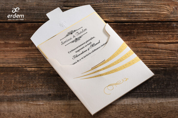 Invitatii nunta eleganta cu plic crem cu auriu din carton gros elegant