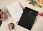 Invitatii nunta embosata crem cu plic negru