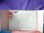 Invitatii nunta cu flori roz carton mat