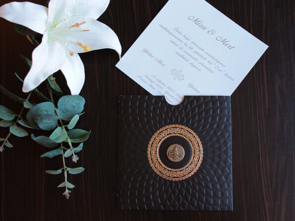 Invitatii nunta eleganta cu plic negru embosat si nuanta auriu