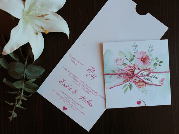 Invitatii nunta eleganta cu flori crini si trandafiri nuanta roz si verde