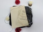 Invitatii nunta plexiglas cu plic crem si personalizare auriu