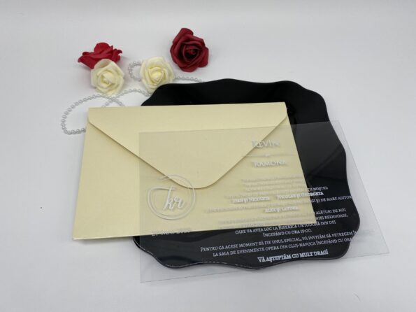 Invitatii nunta plexiglass plic crem text negru