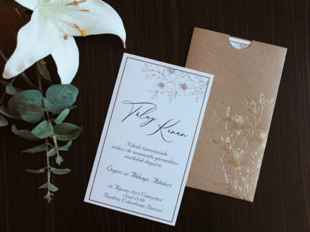 Invitatii nunta eleganta cu plic personalizat nuanta maro si auriu