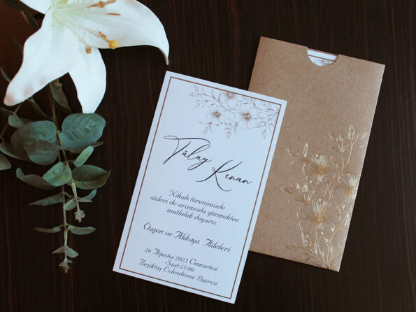 Invitatii nunta eleganta cu plic personalizat nuanta maro si auriu