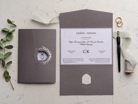 Invitatii nunta gri cu argintiu carton decupat pentru initiale