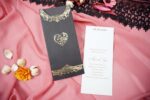 Invitatii nunta negre model auriu floral