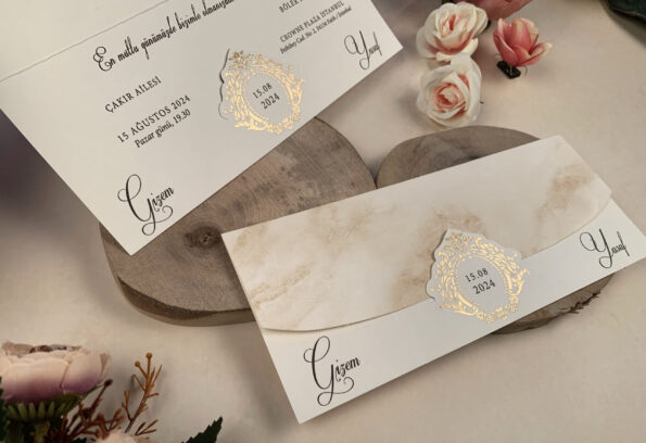 Invitatii nunta eleganta model floral auriu