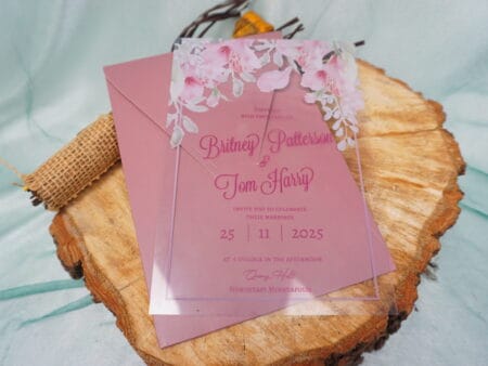Invitatii nunta din Pexiglass personalizat cu flori si plic roz