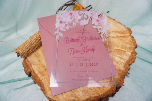 Invitatii nunta din Pexiglass personalizat cu flori si plic roz