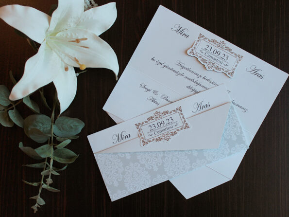 Invitatii nunta gri cu auriu personalizare inclusa in pret
