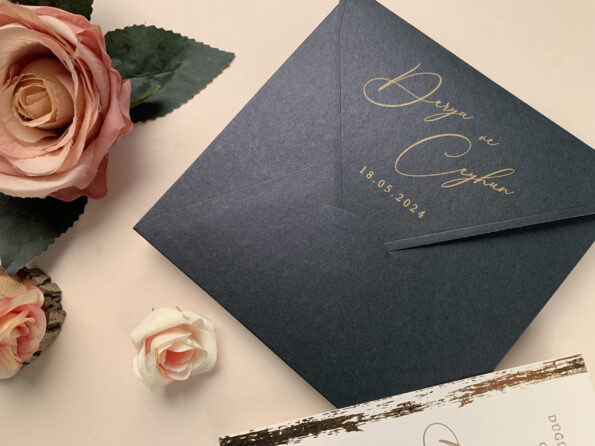 Invitatii nunta eleganta cu plic negru si detalii ay=urii