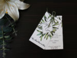 Invitatii nunta clasica cu frunze de eucalipt cu cadran pentru initiale