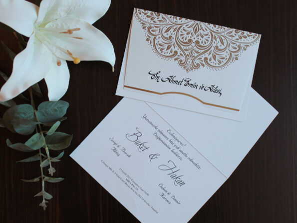 Invitatii nunta alba printata cu model auriu arabesc