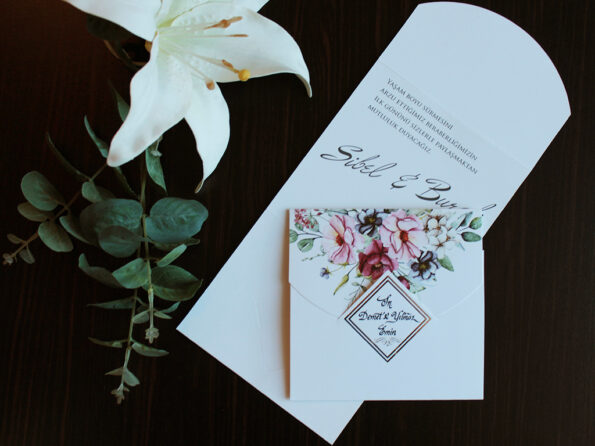 Invitatii nunta cu flori bujori nuanta roz si verde