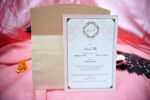 Invitatii nunta elegante albe cu chenar auriu