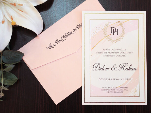 Invitatii nunta nuanta somon cu chenar auriu si plic inclus