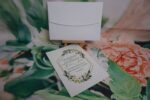 Invitatii nunta eleganta cu flori nuanta verde cu auriu