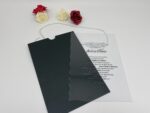 Invitatii nunta plexiglass neagra cu text colorat