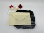 Invitatii nunta plexiglass plic crem text negru