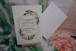 Invitatii nunta eleganta cu flori nuanta verde cu auriu