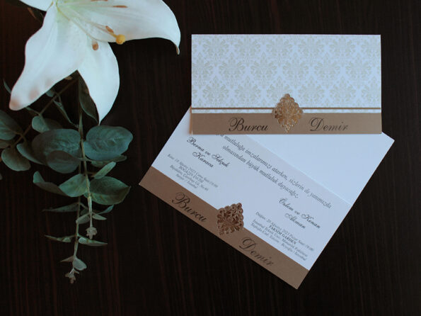 Invitatii nunta cu emblema aurie si maro