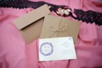 Invitatii nunta maro model floral lila