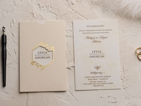 Invitatii nunta crem cu detalii aurii carton gros