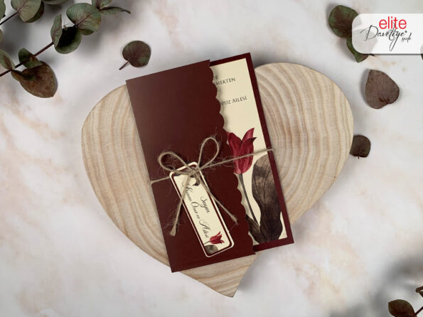 Invitatii nunta crem bordo cu flori elegante