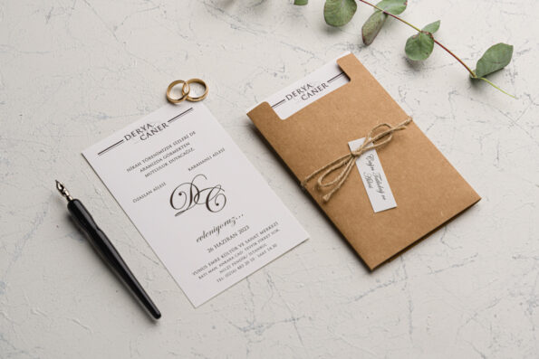 Invitatii nunta carton kraft cu panglica si bilet