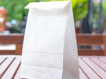 Caracteristici:Hartie kraft alba 70gr/mp Ideala pentru a inlocui sacosele din plastic mici