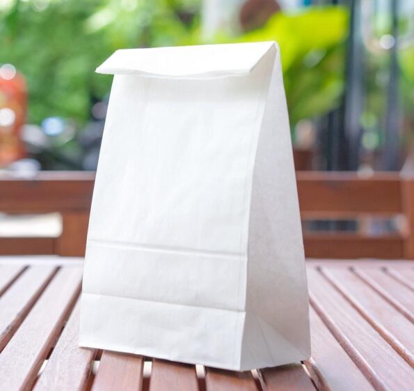 Caracteristici:Hartie kraft alba 70gr/mp Ideala pentru a inlocui sacosele din plastic mici
