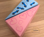 Cutie felie de tort cu inimioare roz